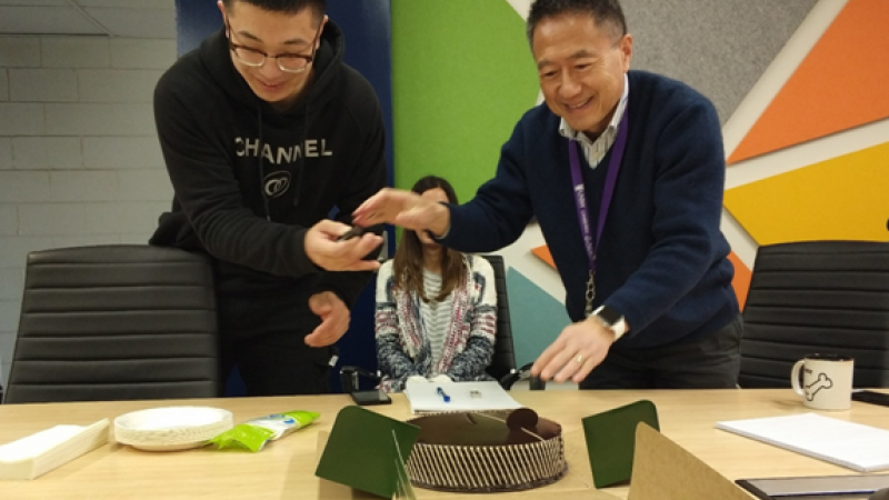 Prof. Wang Xiao Hua and Mr. Yang Gang cut the cake to celebrate Prof. Wang’s 100th paper milestone. 