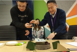 Prof. Wang Xiao Hua and Mr. Yang Gang cut the cake to celebrate Prof. Wang’s 100th paper milestone. 